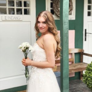 How to look stunning in your wedding pictures